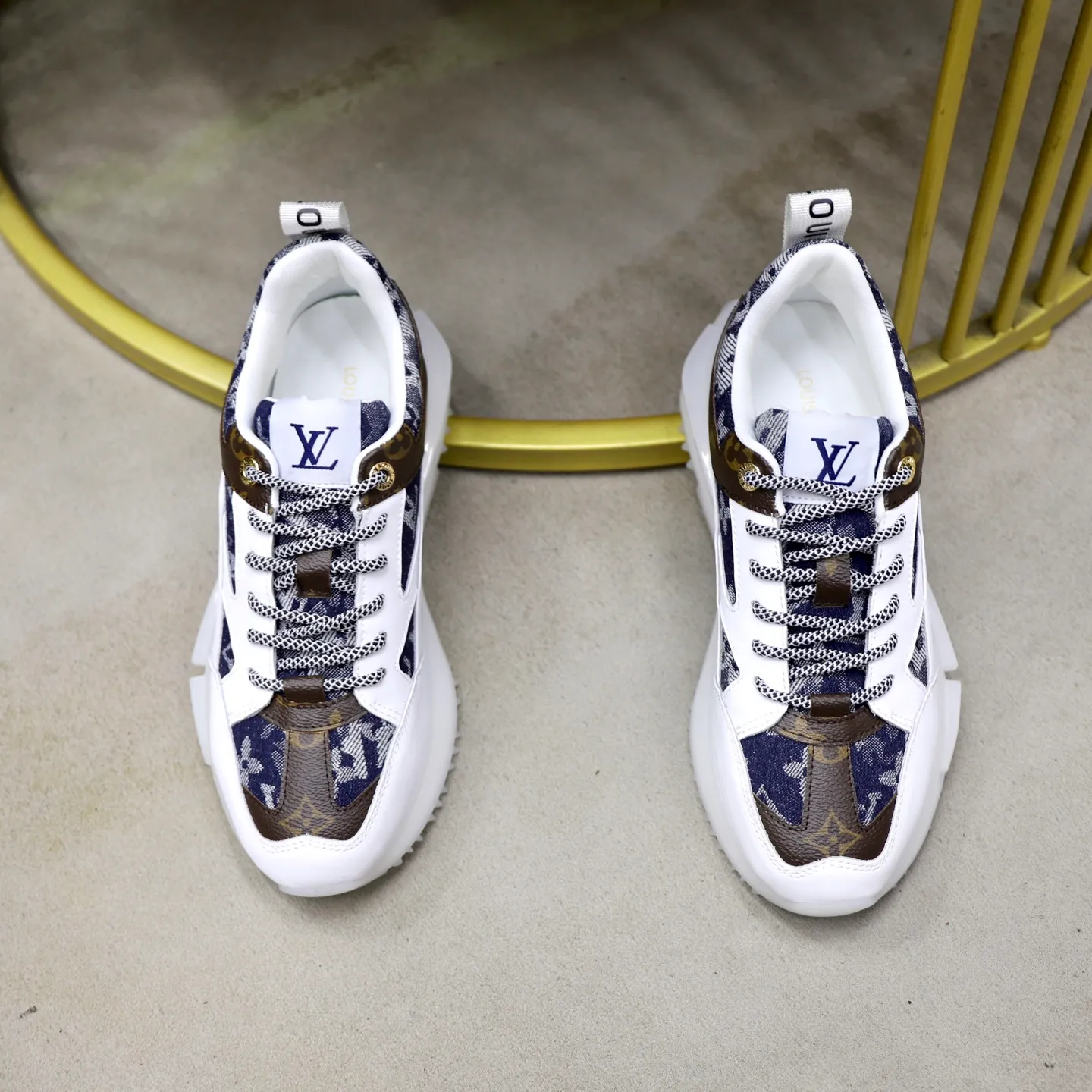 Ex-factory price: 462💰🙅‍♂️🙅‍♂️🙅‍♂️ Brand: LV Louis Vuitton Standard code: 38-44 (45 customized) Grade: Same as the official website Material: Original material splicing Comfortable and breathable lining Lightweight and wear-resistant sports outsole Style category: Men's fashionable casual shoes Running sneakers Distinguished luxury brand elements Top luxury Color: actual picture color